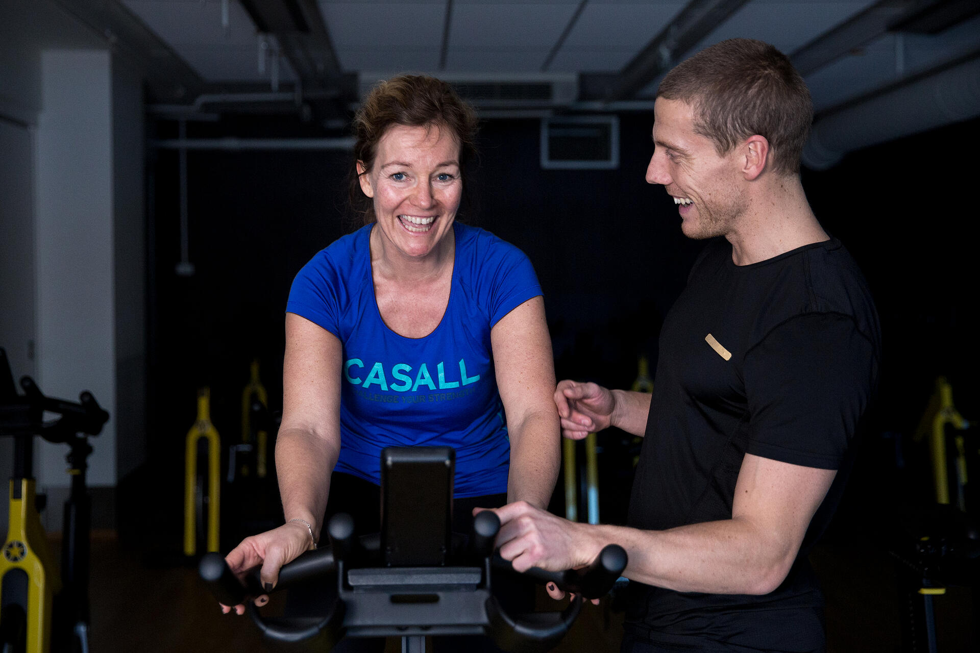Personlig trener veileder pasient i spinning