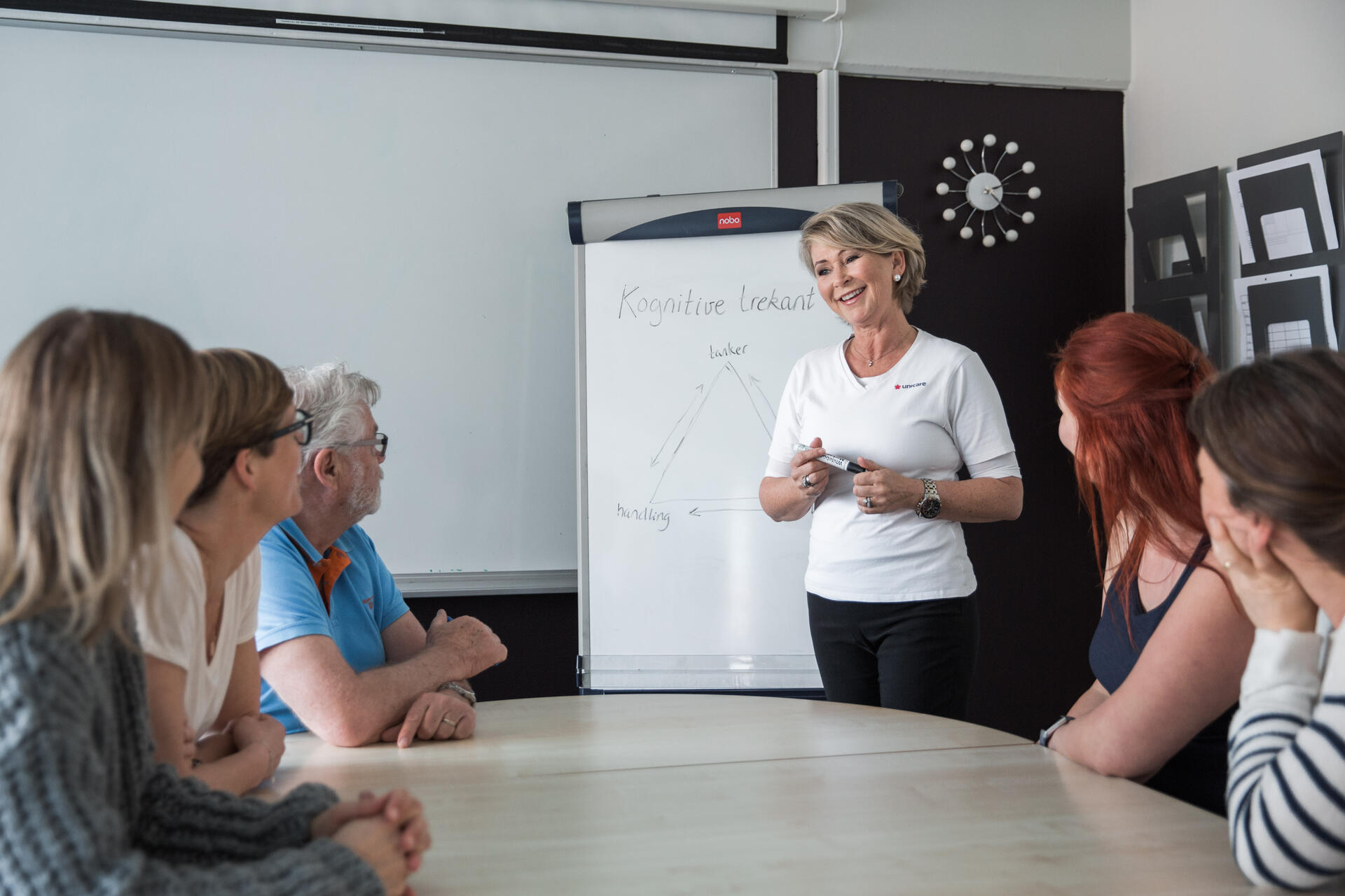 Psykolog underviser en gruppe 