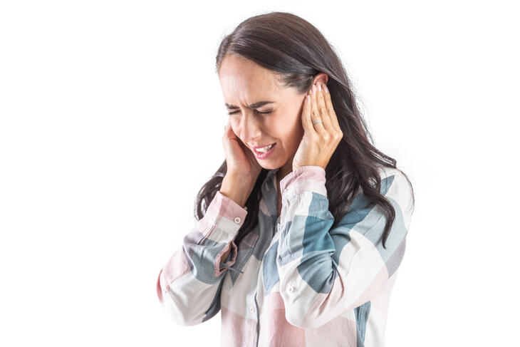 Ung dame har tinnitus