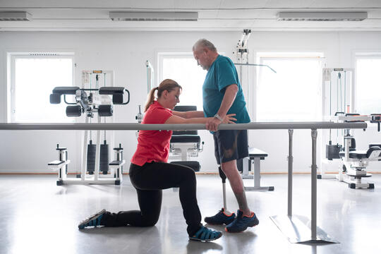 Mann trener gange med protese