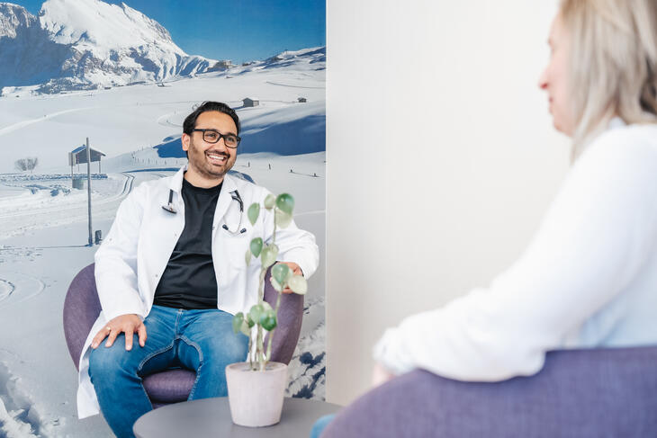 Lege i samtale med pasient Lege i samtale med pasient