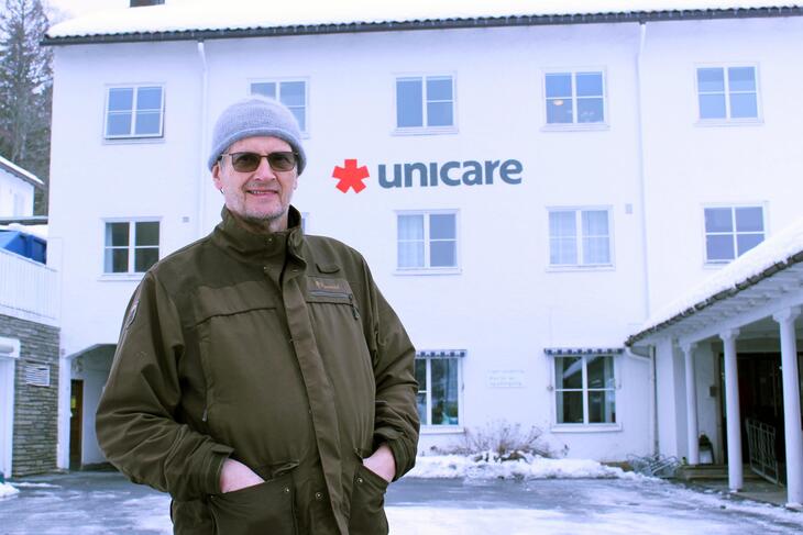 Per Arild Gjerde utenfor Unicare bygget Per Arild Gjerde utenfor Unicare bygget