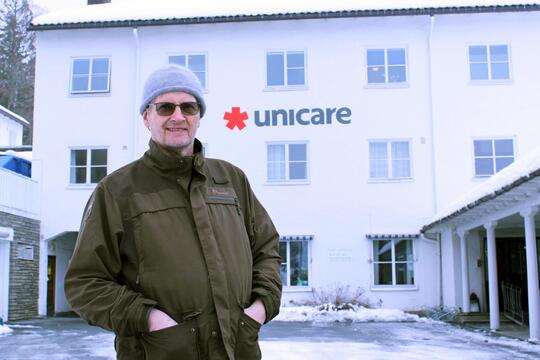 Per Arild Gjerde utenfor Unicare bygget