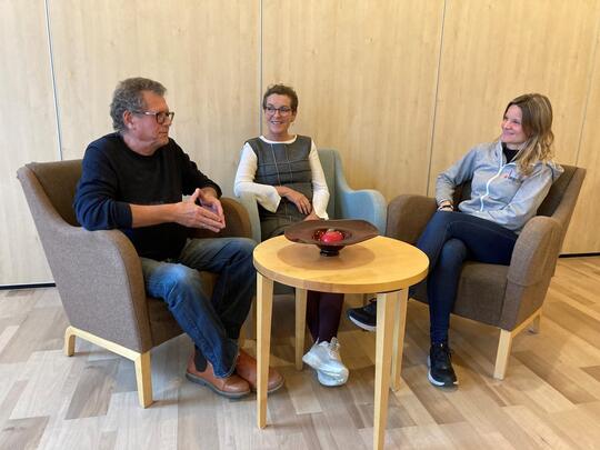 Dialog mellom 3 mennesker